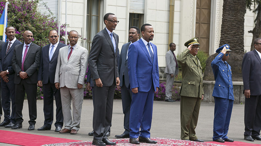 Perezida Kagame yafashe mu mugongo Minisitiri w’Intebe n’abaturage ba Ethiopia